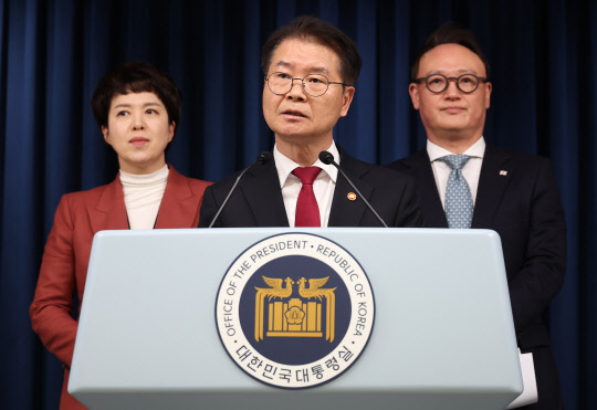 이정식 고용노동부 장관(가운데)과 대통령실 안상훈 사회수석(오른쪽), 김은혜 홍보수석이 20일 오후 서울 용산 대통령실 청사에서 '노조 회계' 공개 관련 브리핑을 하고 있다. 연합뉴스